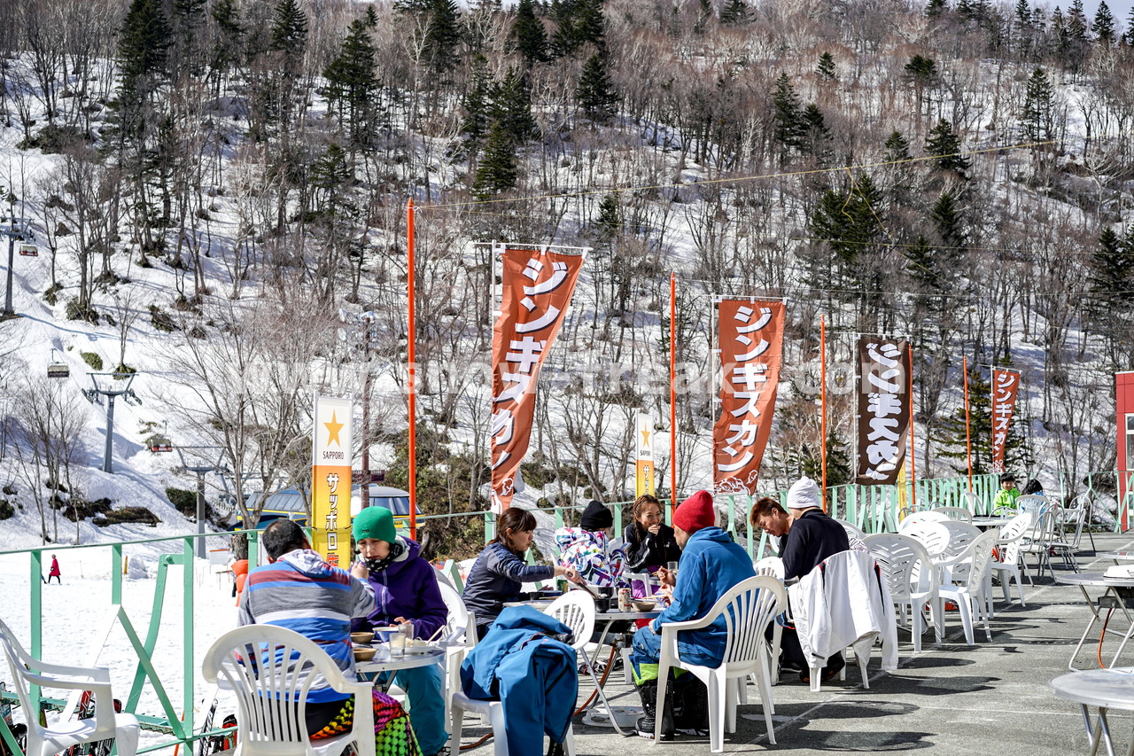 札幌国際スキー場 Mt.石井スポーツ ISHII SKI ACADEMY 校長・斉藤人之さんによる『斉藤塾』開講。本日のテーマは、「春雪！コブからスキーのたわみを楽しむ！！」(^^)v